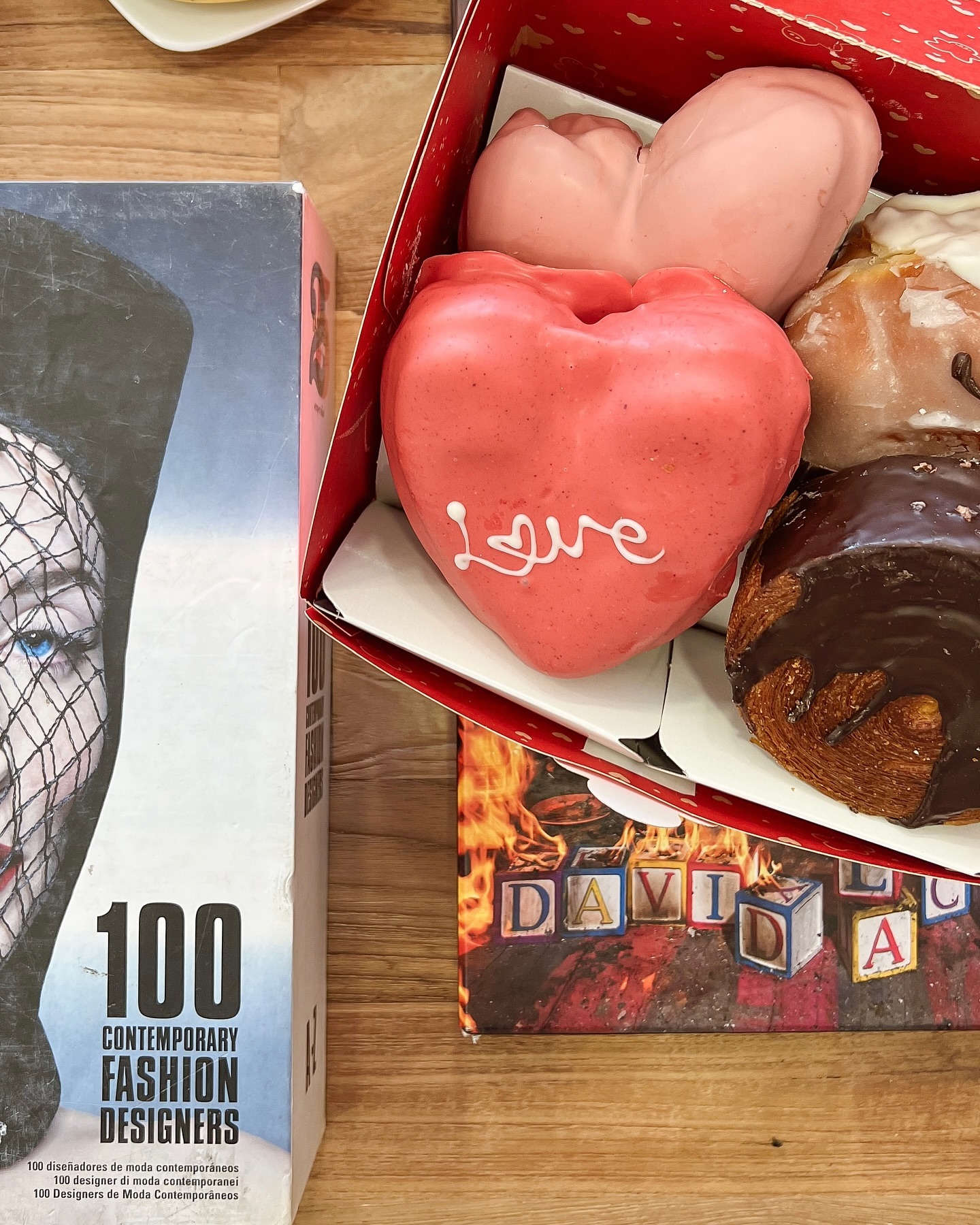Pues así nos queremos en la oficina!! Pásate cuando quieras y nos tomamos un café para ponernos al día! 
Feliz San Valentín!! 🥰🥰

#shootestudios #027byshoot #royalebyshoot #brooklynloftbyshoot #production #filming #location #scoutlocation #photography #picoftheday #sweet #locationsbarcelona #bcnlocations