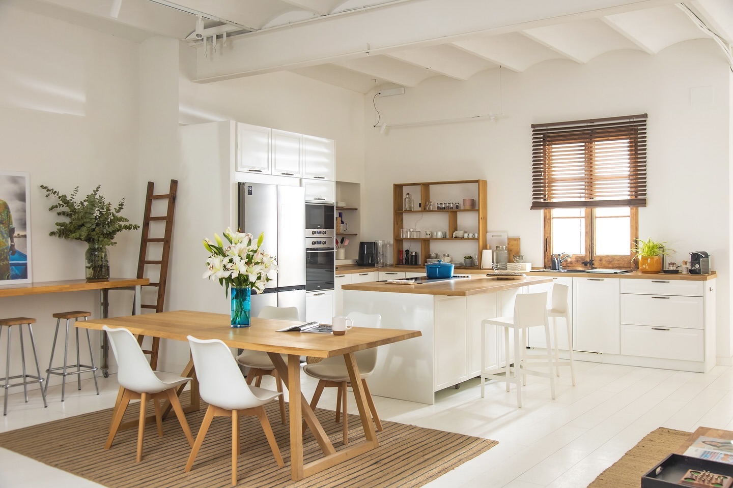 ¿Que la isla no te funciona y quieres más tiro de cámara? Pues la quitamos!! 😬 Por fin podemos enseñaros el nuevo set de cocina y salón que hemos creado en nuestro espacio 027 By SHOOT. Un espacio dotado con electrodomésticos de alta gama, modular y con infinitas posibilidades. ¿Quieres venir a ver los cambios? Ponte en contacto con nosotros. 

#027byshoot #location #bcnlocations #shootestudios #setforfilm #advertisement #publi #production #tetuan #barcelonalocations #localizacion #rodaje #photography #deco #newdeco #inspiration #whitekitchen #design #film #kvik