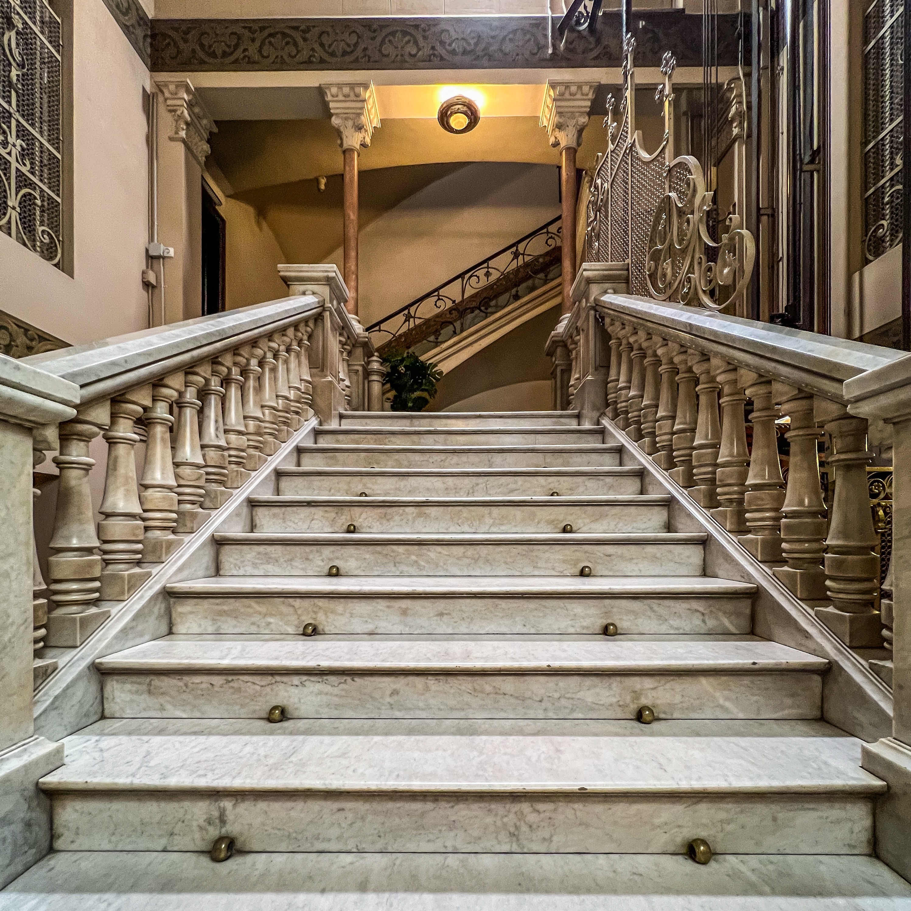 ROYALE, nuestra localización más clásica y de estilo modernista, que hace que todo el mundo cuando la visita haga “wooow” y no es para menos. ¿Qué os parece la entrada? ¿A que os teletransporta a otra época? 

#royale #location #bcnlocations #shootestudios #producciones #setforfilm #advertising #movies #event #photography #classic #modernismo #barcelona #barcelonastyle #marmol #escalerasmarmol #publi