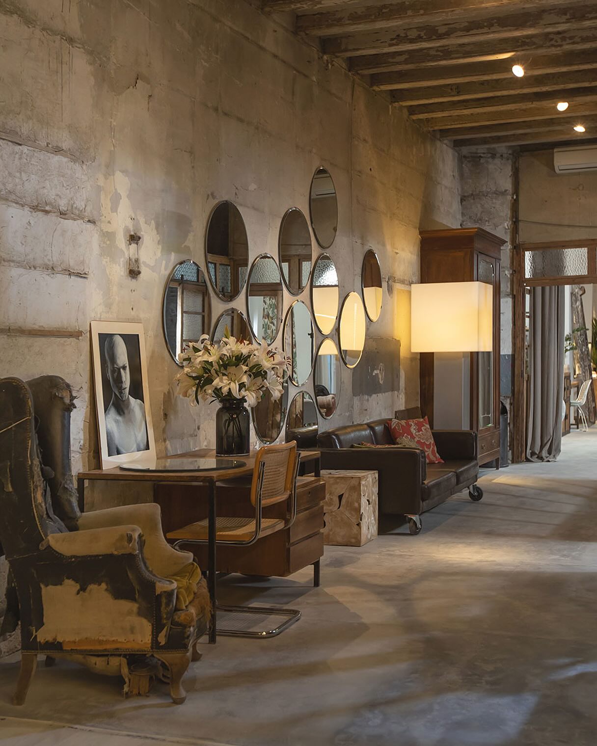 ¡Déjate inspirar por el encanto único de 027 by Shoot! ✨

Este espacio renovado combina lo mejor de lo antiguo y lo moderno, conservando detalles auténticos como paredes de piedra que aportan carácter y personalidad a cada proyecto. 📸🎥

Es el lugar perfecto para rodajes y sesiones de fotos que buscan un ambiente con historia y estilo. Cada rincón cuenta una historia y ofrece una atmósfera inigualable para tus producciones. ¡Ven a descubrir la magia de 027 by Shoot y dale un toque especial a tus proyectos creativos! 🌟

#AlquilerDeEspacios #Rodajes #SesionesDeFotos #027byShoot