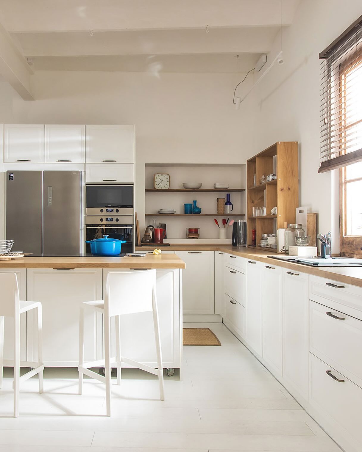 ✨ ¡Bienvenidos a 027 by Shoot! ✨

 Este es el espacio ideal para tus rodajes y proyectos creativos. Con una amplia cocina de tonos blanco y madera, y una gran isla central, cada rincón está diseñado para inspirar. 

🌟 Recientemente renovado, este luminoso espacio en la Plaza Tetuán de Barcelona es perfecto para dar vida a tus ideas. 

¡Ven y descubre todo lo que podemos ofrecerte! 📸✨ 

#027byShoot #AlquilerDeEspacios #Rodajes #Barcelona #CreatividadSinLímites #shootestudios #alquilerestudiofotografico
