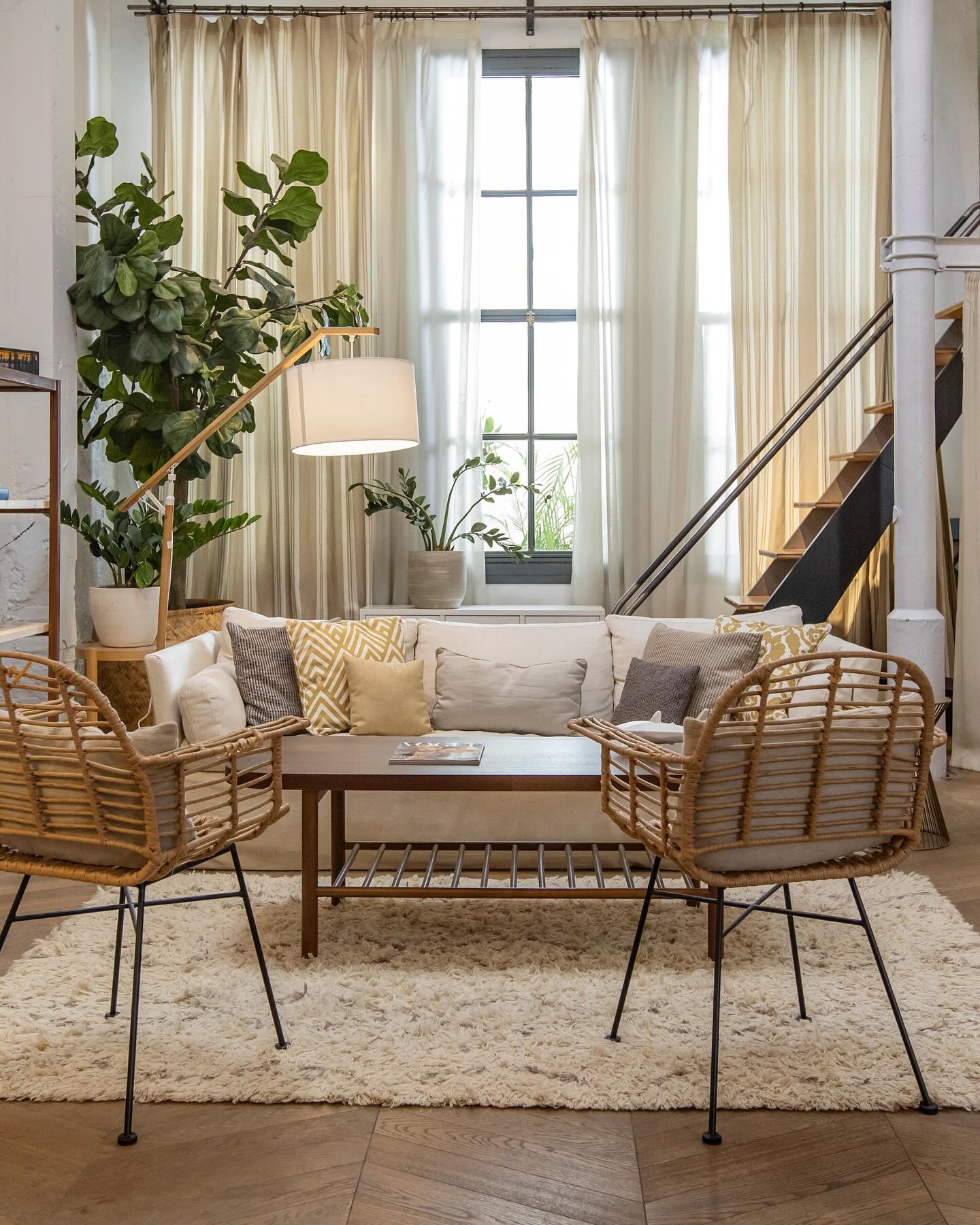🌆✨ ¡Bienvenidos a nuestro Brooklyn Loft! 

En pleno centro de Barcelona, encontrarás este increíble espacio con una estética neoyorquina única. 

Con techos altos, grandes ventanales y un ambiente que transporta a las calles de Nueva York, este es sólo un rincón de nuestro amplio loft, ideal para tus rodajes y producciones. 🎬📸

¿Te imaginas todas las historias que podrían nacer aquí? ¡Reserva ahora y dale vida a tu próximo proyecto en este espacio! 

#BrooklynLoft #BarcelonaStudios #AlquilerDeEspacios #RodajesBarcelona #ProducciónCreativa #EspaciosConEstilo #shootestudios #rodajesenbarcelona