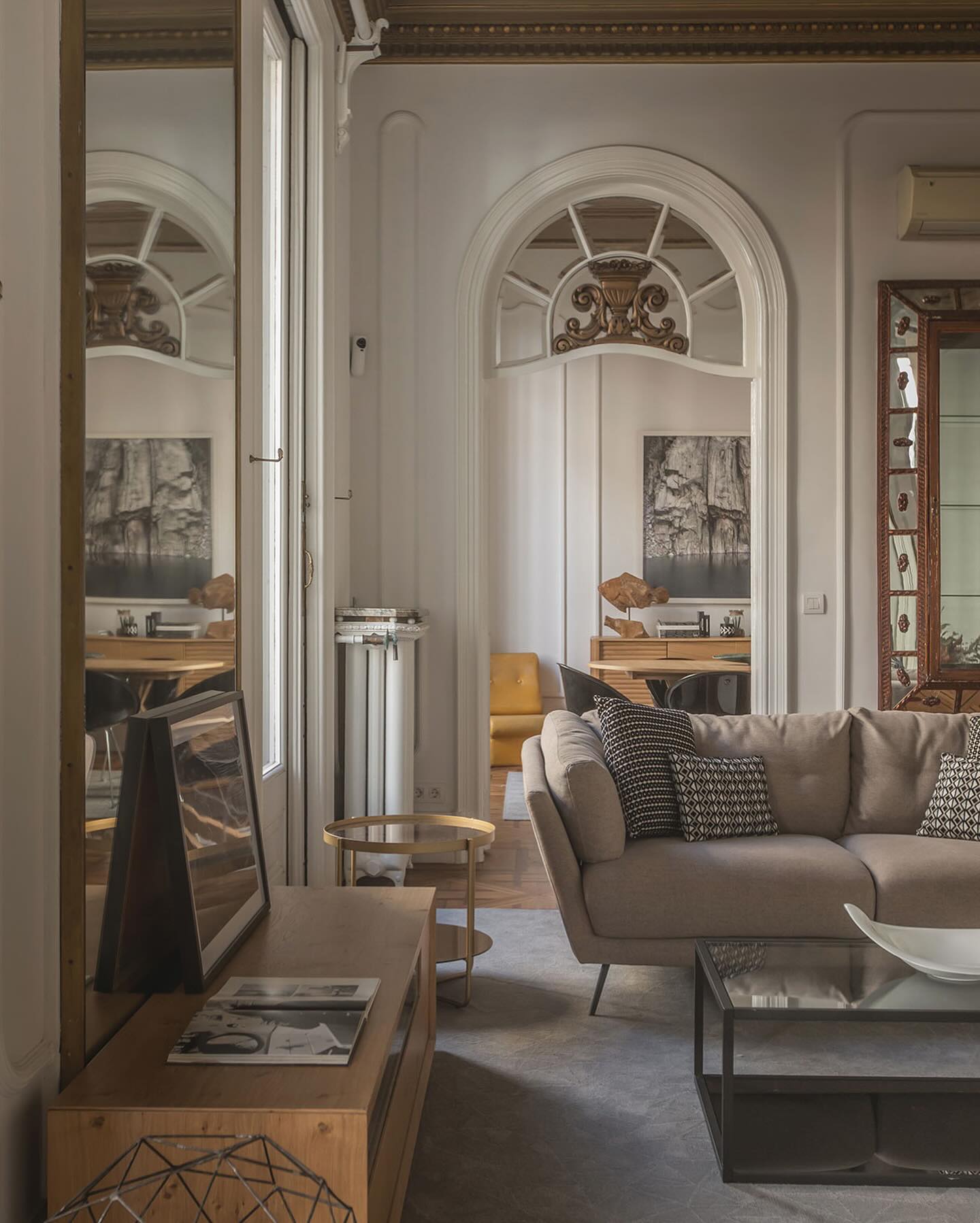 ✨ Descubre nuestro Eclectic Royale ✨ 

Ubicado junto al emblemático Paseo de Gracia, este espacio es el escenario perfecto para rodajes y producciones que buscan un ambiente elegante y versátil en el corazón de Barcelona.

Conectadas por un amplio salón central, cada sala se llena de luz natural y cuenta con techos altos que realzan la atmósfera cálida y sofisticada de este lugar único. 🎬🌞

Reserva hoy y convierte el Eclectic Royale en el marco de tu próxima producción. 

#EclecticRoyale #RodajesBarcelona #AlquilerDeEspacios #ProducciónCreativa #BarcelonaStudios #EstiloYElegancia