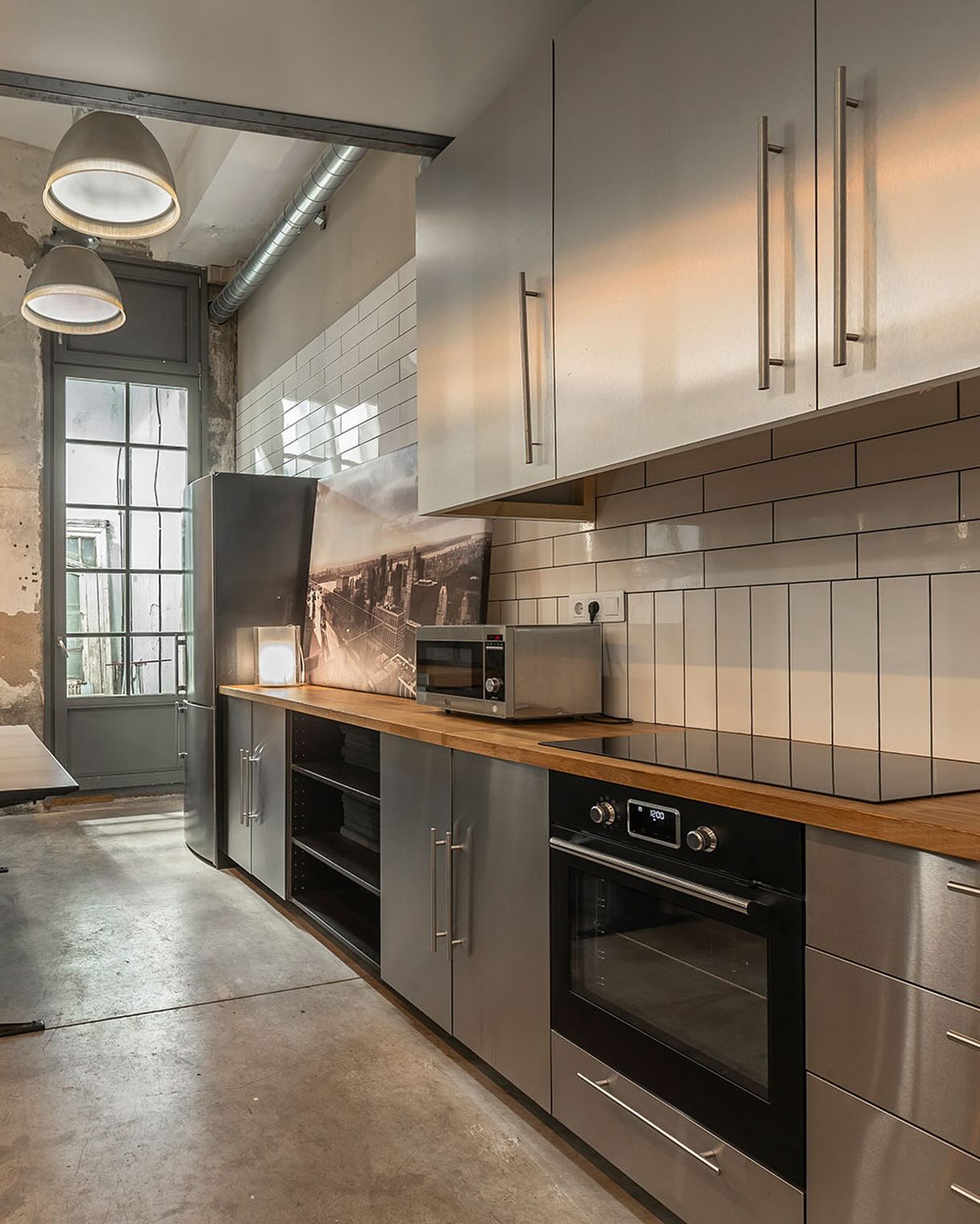¿Buscas un lugar versátil para tus rodajes, sesiones de fotos o eventos? La cocina de Downtown Brooklyn es perfecta para ti. 🍽️📸

Este espacio cuenta con una cocina moderna y completamente equipada, lista para adaptarse a cualquier proyecto, desde sesiones de fotografía culinaria hasta escenas de cocina en rodajes. Además, es ideal para eventos donde quieras sorprender a tus invitados con un catering en un entorno único y profesional.

¡Ven a conocerlo y descubre todo lo que puedes crear en Downtown Brooklyn! 🏙️🔥

#AlquilerDeEspacios #Rodajes #SesionesDeFotos #Eventos #DowntownBrooklyn #EspaciosCreativos #BarcelonaEvents #CocinaEquipada #ProducciónAudiovisual #shootestudios #downtownbrooklyn