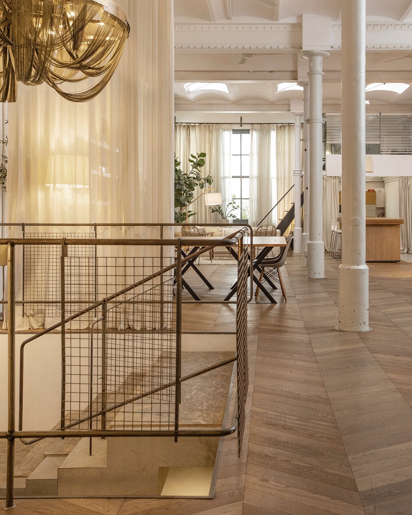 ✨ Descubre Brooklyn Loft: tu rincón de Nueva York en Barcelona ✨

Si buscas un espacio único para tus rodajes o sesiones fotográficas, Brooklyn Loft es la elección perfecta. Con techos altos, columnas llenas de carácter y un ambiente que combina lo industrial con lo acogedor, este loft transporta el estilo neoyorquino a la ciudad condal. 🏙️

🎬 Ideal para:
✔️ Rodajes cinematográficos y publicitarios.
📸 Sesiones de moda, producto o lifestyle.
🎉 Eventos privados con un toque urbano.

Haz que tus proyectos brillen con el carácter inigualable de Brooklyn Loft. ¡Reserva ya y dale vida a tu próxima producción! 🌟

#BrooklynLoft #AlquilerDeEspacios #RodajesBarcelona
#FotografíaProfesional #EstiloIndustrial #ShootStudios
#BarcelonaLocations