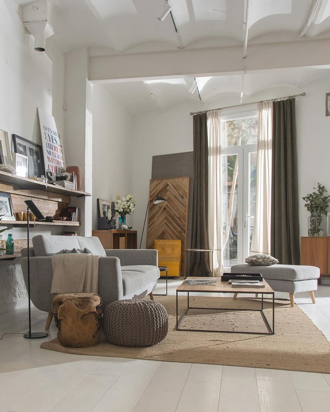 ✨ De taller abandonado a espacio único: Bienvenidos a 027 by Shoot ✨

Transformado con cuidado y estilo, 027 by Shoot es un espacio que combina historia y modernidad. Con suelos blancos, detalles en madera y un diseño renovado, este antiguo taller abandonado ahora es el
escenario perfecto para tus rodajes y sesiones fotográficas. 🛠️➡️✨

📸 Ideal para:
✔️ Rodajes publicitarios y cinematográficos.
✔️ Sesiones de moda, producto o lifestyle.
✔️ Producciones que buscan un ambiente moderno con un toque único.

📍 Ubicado estratégicamente, 027 by Shoot es mucho más que un espacio: es inspiración en cada rincón.

👉 ¡Reserva ahora y haz realidad tus ideas!

#027ByShoot #AlquilerDeEspacios #RodajesBarcelona
#SesionesFotográficas #ProducciónCreativa #EspaciosConEncanto
#ShootStudios
